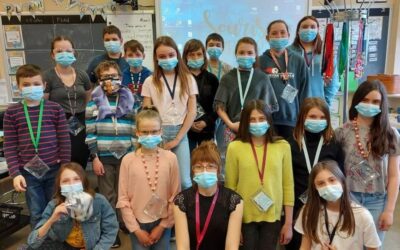 Des élèves de Girardville fabriquent des colliers porte-masques