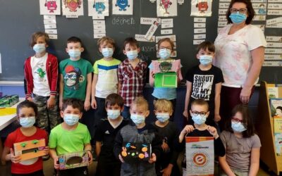 Des élèves de Girardville créent des monstres pour recycler des crayons de plastique