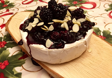 Recette : Brie fondant aux camerises, mûres et canneberges